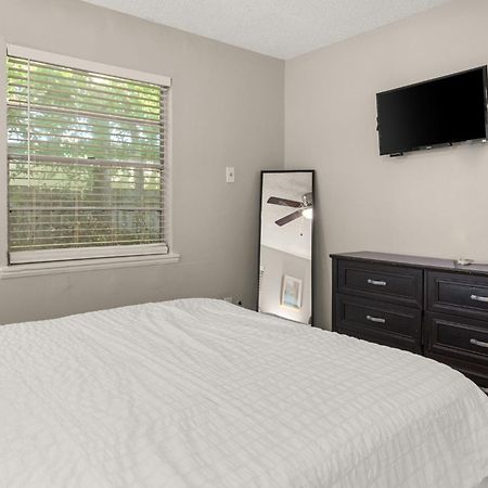 Cozy 3 Bedroom With Hot Tub 2 Min Away From Lackland San Antonio Exterior foto