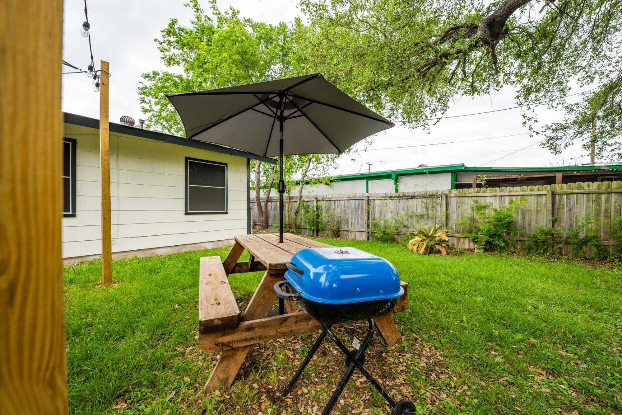 Cozy 3 Bedroom With Hot Tub 2 Min Away From Lackland San Antonio Exterior foto